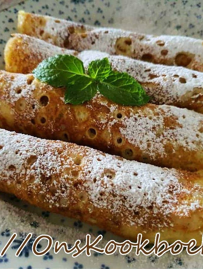 Luchtige flensjes, het klassieke pannenkoekenrecept van Jeroen Meus – dun gebakken en royaal bestrooid met bloemsuiker