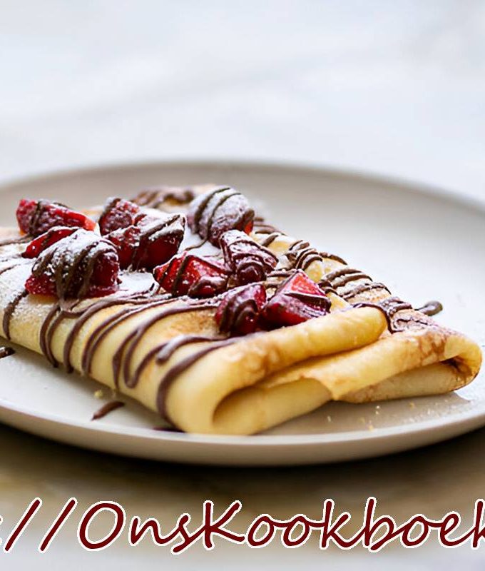 Opgerolde pannenkoek met verse aardbeien en chocoladesaus op een wit bord