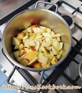 Kleine stukjes appel in een kookpot voor appelmoes