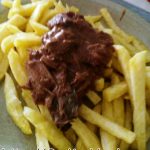Bord Vlaamse frieten met stoofvlees zonder bier, klassiek op grootmoeders wijze geserveerd