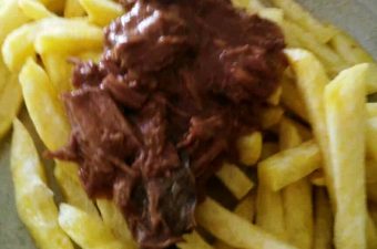 Bord Vlaamse frieten met stoofvlees zonder bier, klassiek op grootmoeders wijze geserveerd