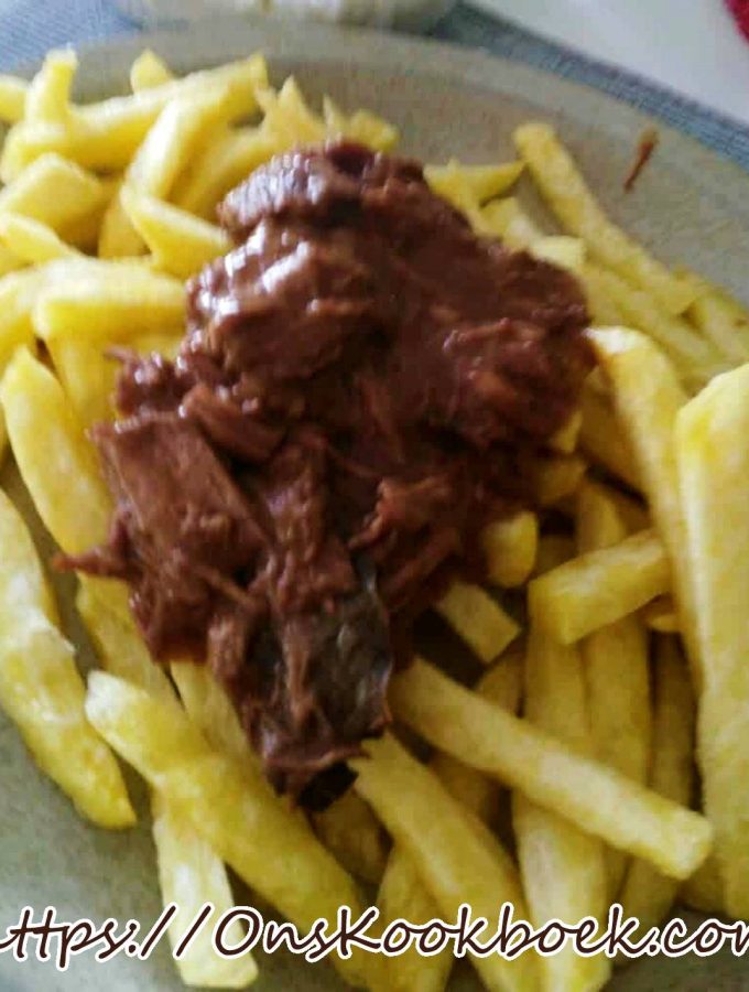 Bord Vlaamse frieten met stoofvlees zonder bier, klassiek op grootmoeders wijze geserveerd