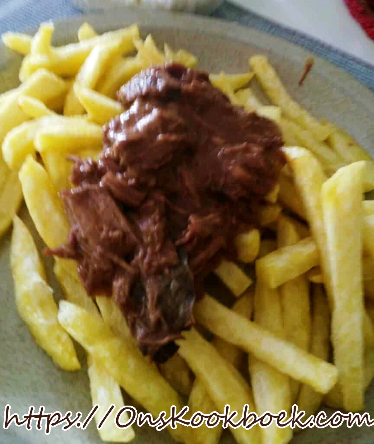 Bord Vlaamse frieten met stoofvlees zonder bier, klassiek op grootmoeders wijze geserveerd