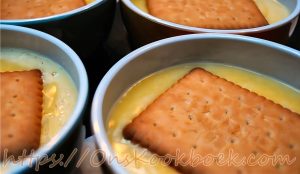 Zelfgemaakte vanillepudding zonder puddingpoeder, afgewerkt met een petit beurre koekje