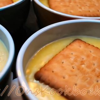 Zelfgemaakte vanillepudding zonder puddingpoeder, afgewerkt met een petit beurre koekje