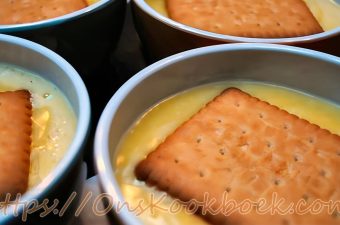 Zelfgemaakte vanillepudding zonder puddingpoeder, afgewerkt met een petit beurre koekje